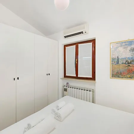 Lucrezia Villa *